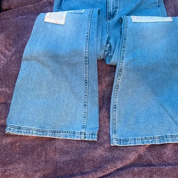 These are the billabong x wrangler true blue jeans, they are size 29. - Picture 4 of 4